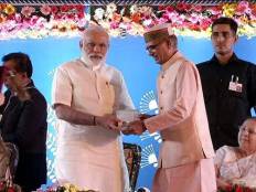 CM of MP presenting geeta to PM